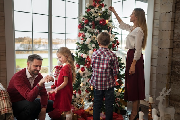 Bella famiglia che si gode il Natale insieme a casa