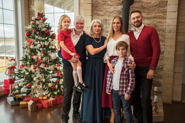 Bella famiglia che si gode il Natale insieme a casa