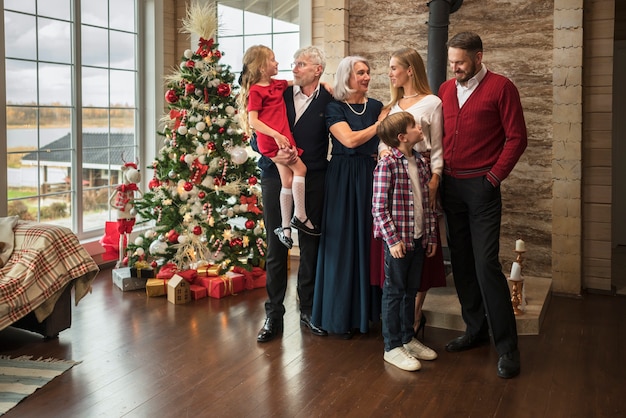 Bella famiglia che si gode il Natale insieme a casa