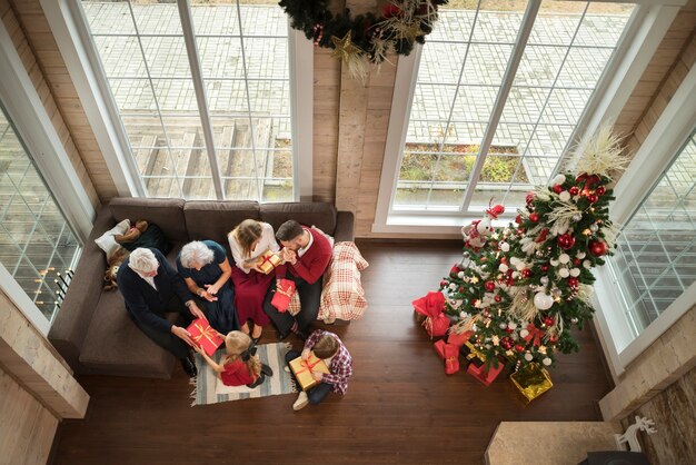 Bella famiglia che si gode il Natale insieme a casa