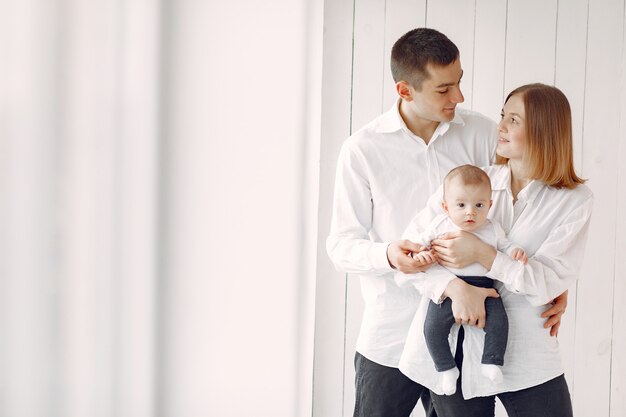 Bella famiglia che sta sul bianco