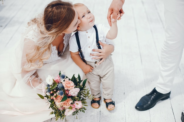 Bella famiglia con piccolo figlio carino