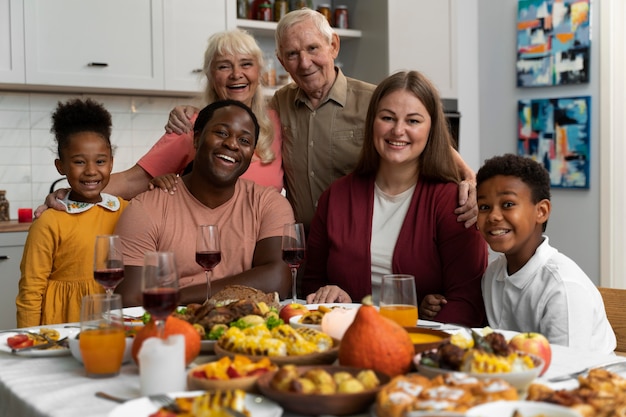 Bella famiglia felice che ha una cena di ringraziamento insieme