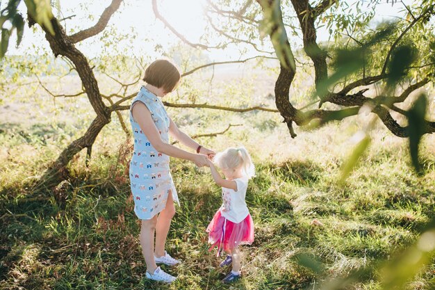 Bella famiglia felice sul grande giardino all&#39;alba