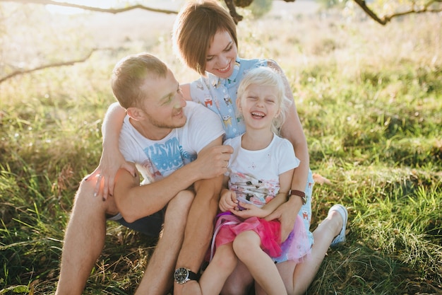 Bella famiglia felice sul grande giardino all&#39;alba