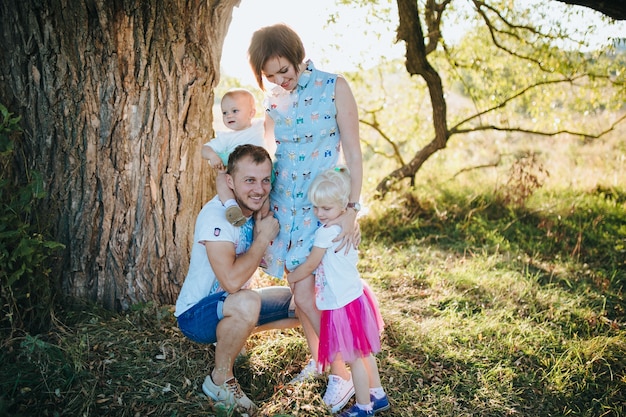 Bella famiglia felice sul grande giardino all&#39;alba