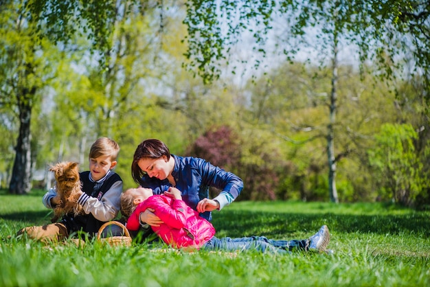 Bella famiglia godendo di una giornata di sole