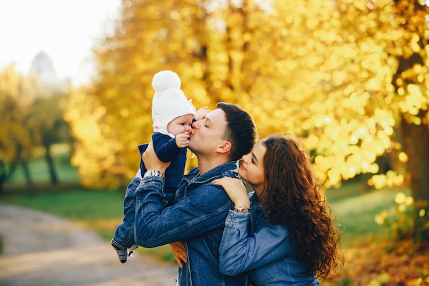 Bella famiglia in un parco