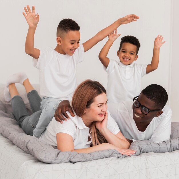 Bella famiglia multiculturale a letto