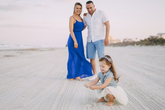 Bella famiglia sulla spiaggia