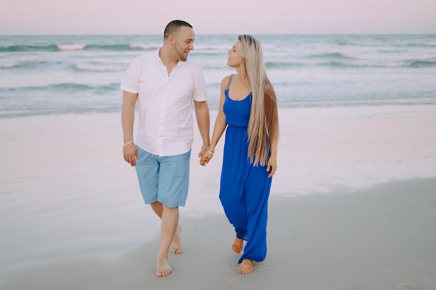 Bella famiglia sulla spiaggia