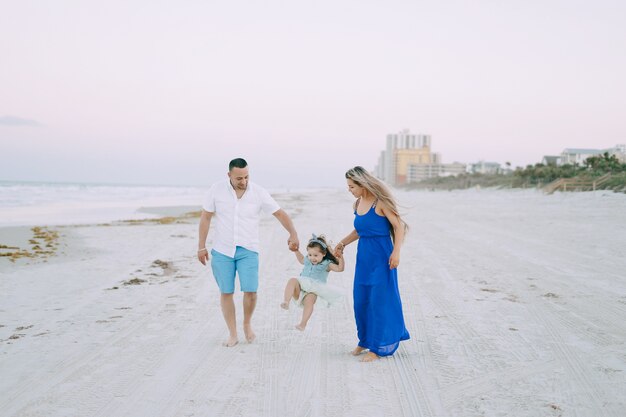 Bella famiglia sulla spiaggia