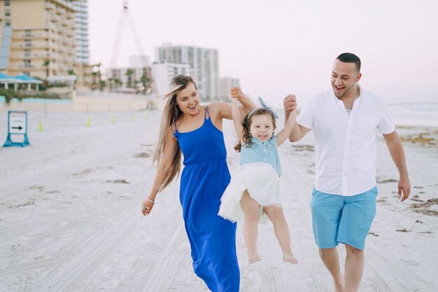 Bella famiglia sulla spiaggia