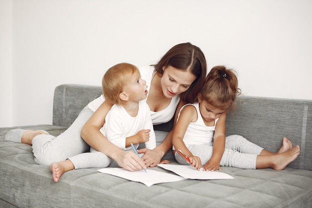 Bella famiglia trascorrere del tempo in un bagno