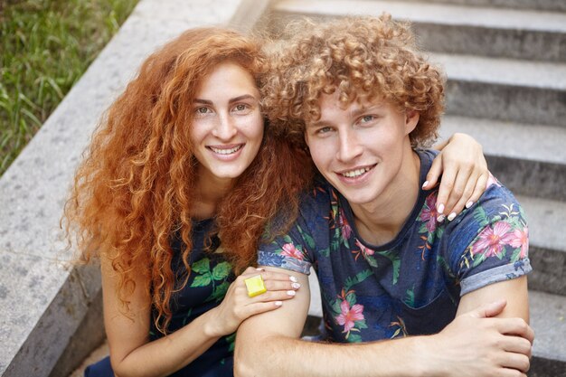 bella femmina dai capelli rossi che abbraccia il suo fidanzato