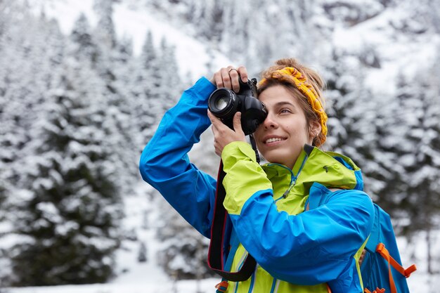 Bella femmina fa foto sulla fotocamera professionale