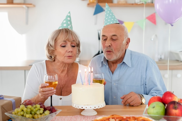 Bella festa di compleanno per anziani