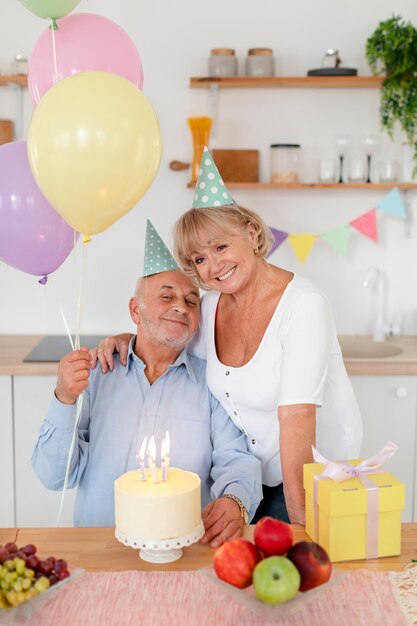 Bella festa di compleanno per anziani