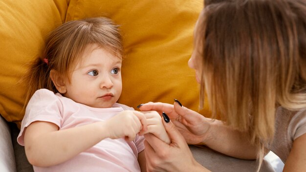 Bella figlia e madre che trascorrono del tempo insieme