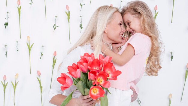 Bella figlia e madre vista frontale