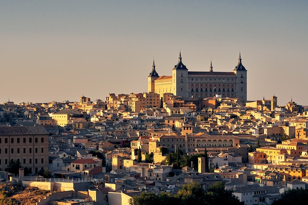 Bella fortificazione in pietra dell'Alcazar di Toledo a Toledo, Spagna