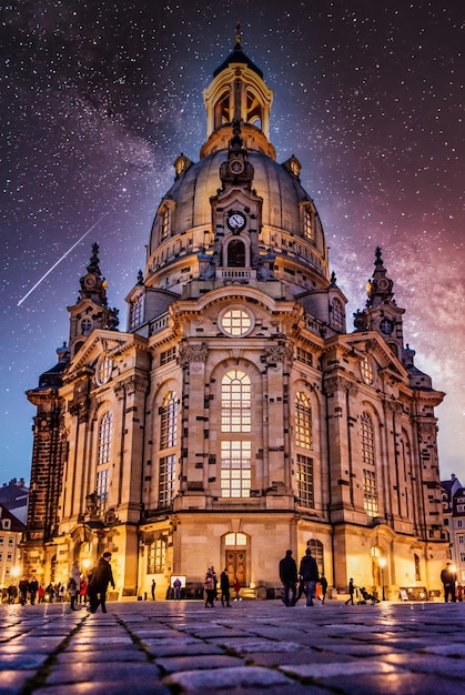 Bella foto ad angolo basso della chiesa luterana Frauenkirche a Dresda in Germania sotto il cielo notturno