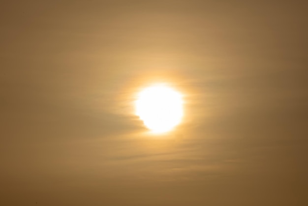 Bella foto del mare bellissimo sole dorato