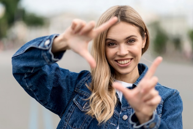 Bella foto di una ragazza bionda