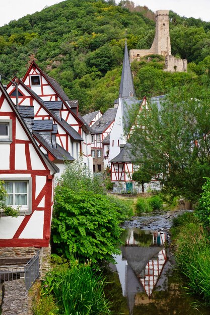 Bella foto scattata al castello di Lowenburg a Monreal in Germania