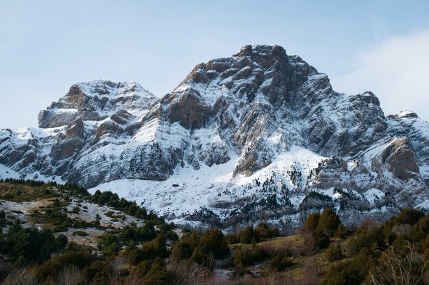 Bella gamma di alte montagne rocciose coperte di neve durante il giorno