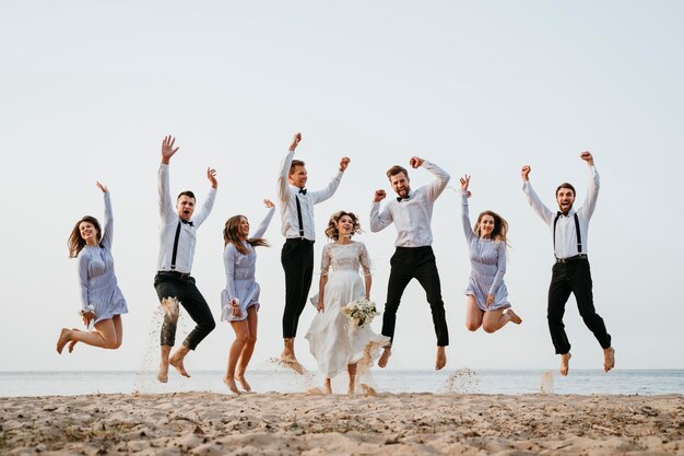 Bella gente che celebra un matrimonio sulla spiaggia