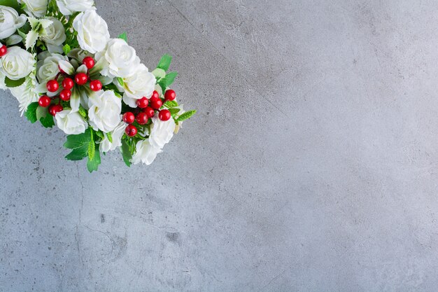 Bella ghirlanda con fiori di rose bianche su grigio