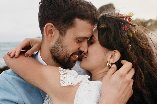 Bella giovane coppia che celebra il loro matrimonio sulla spiaggia