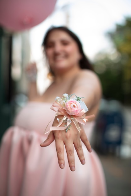 Bella giovane donna alla sua festa di laurea