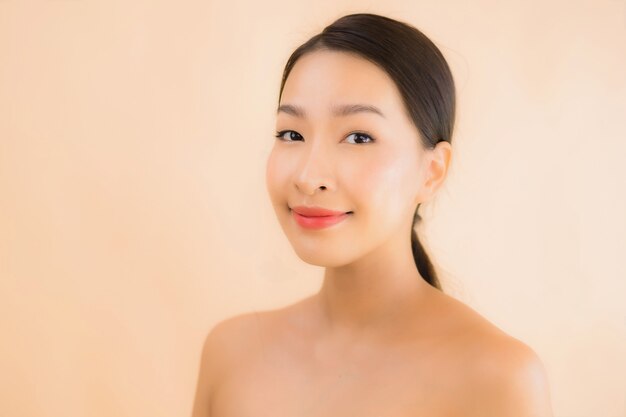 Bella giovane donna asiatica del fronte del ritratto con il concetto della stazione termale di bellezza