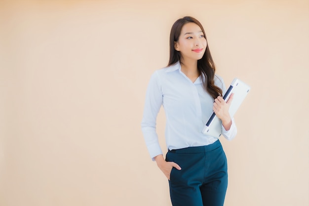 Bella giovane donna asiatica del ritratto con il computer portatile del computer per lavoro