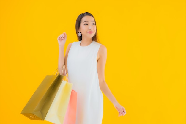 Bella giovane donna asiatica del ritratto con il sacchetto della spesa dai grandi magazzini al dettaglio