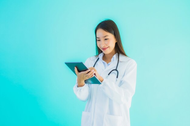 bella giovane donna asiatica medico con stetoscopio e tablet intelligente