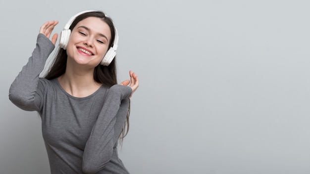 Bella giovane donna che ascolta la musica