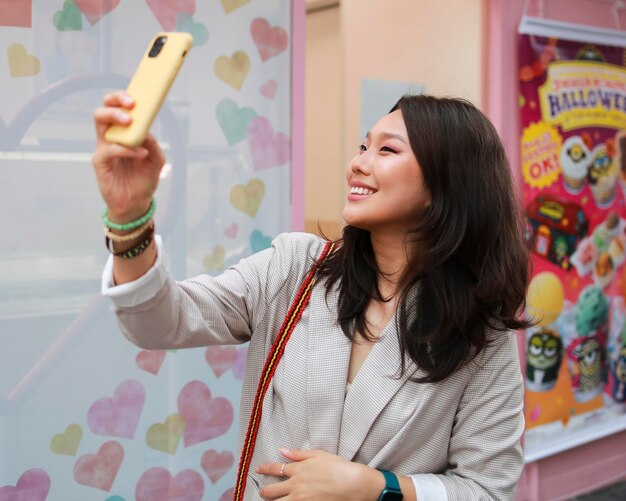 Bella giovane donna che cattura un selfie