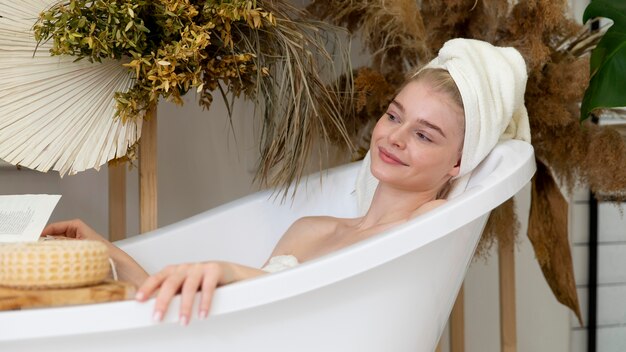 Bella giovane donna che fa il bagno