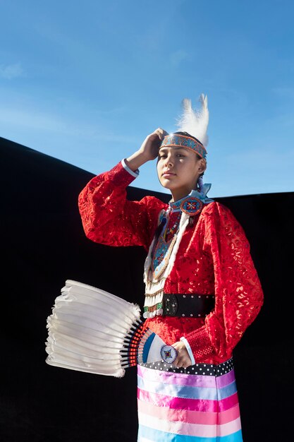 Bella giovane donna che indossa il costume nativo americano