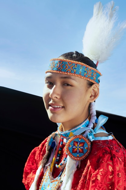 Bella giovane donna che indossa il costume nativo americano