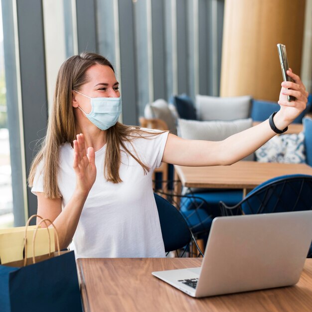 Bella giovane donna che indossa la maschera per il viso