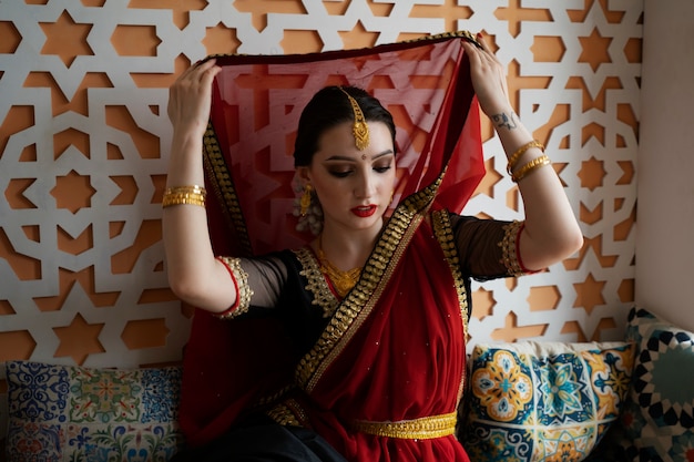 Bella giovane donna che indossa sari