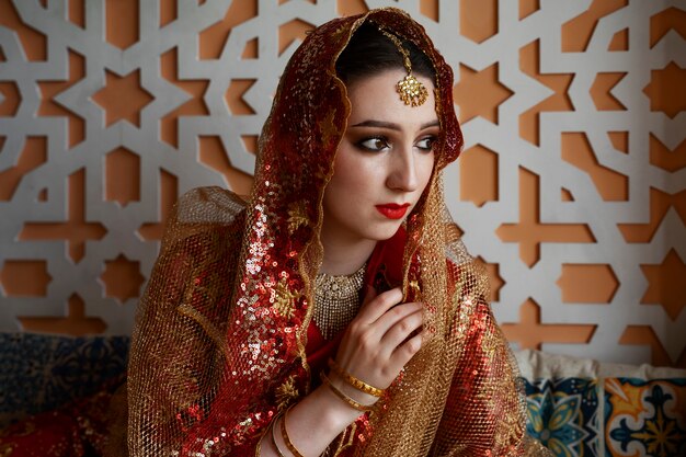Bella giovane donna che indossa sari