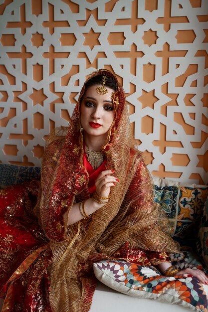 Bella giovane donna che indossa sari