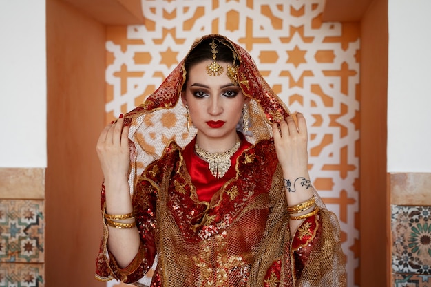 Bella giovane donna che indossa sari