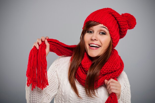 Bella giovane donna che indossa sciarpa e cappello rosso