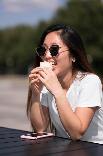 Bella giovane donna che mangia il gelato